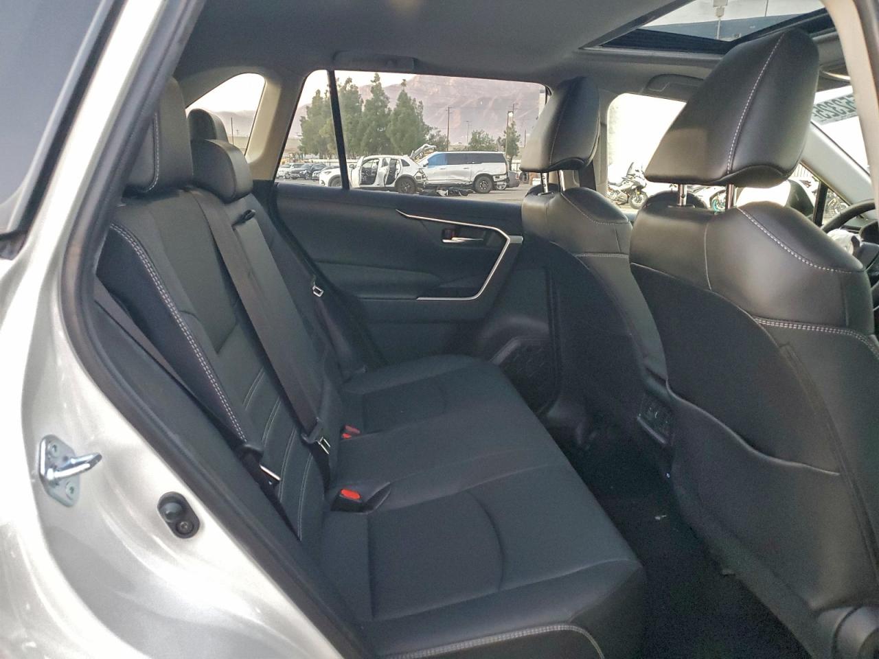 2022 TOYOTA RAV4 XLE PREMIUM photo 11