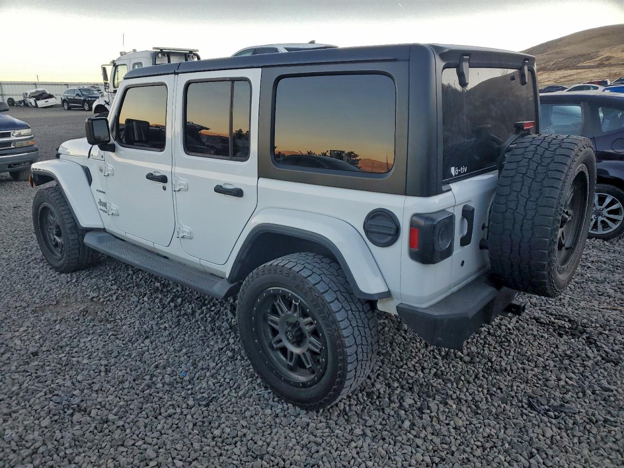 2018 JEEP WRANGLER UNLIMITED SAHARA photo 2