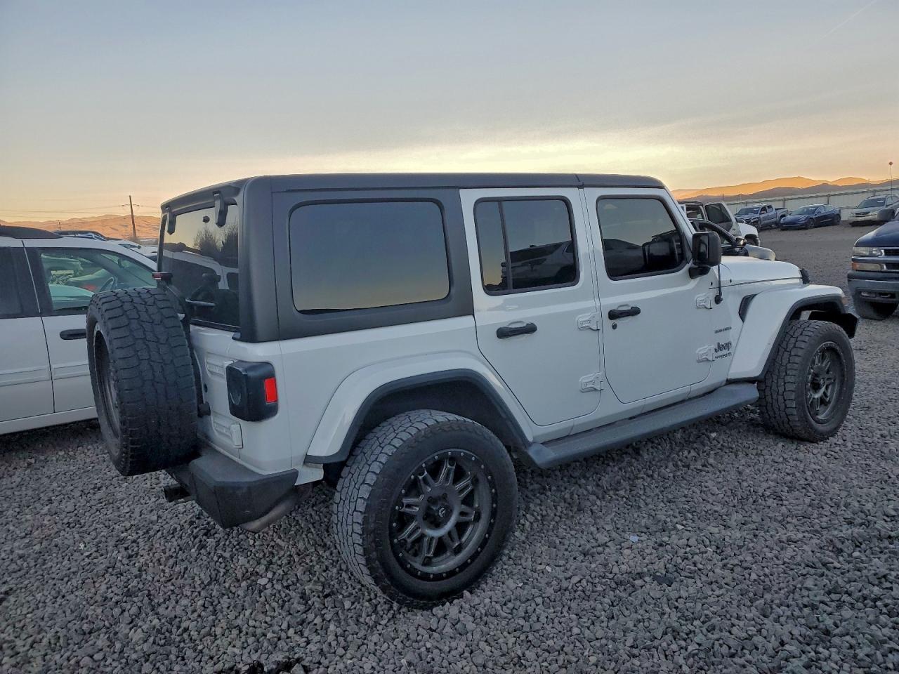 2018 JEEP WRANGLER UNLIMITED SAHARA photo 3