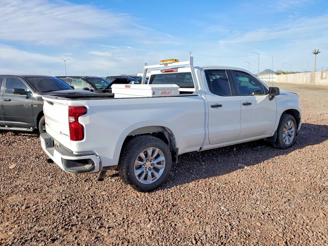 2024 CHEVROLET SILVERADO C1500 CUSTOM photo 3