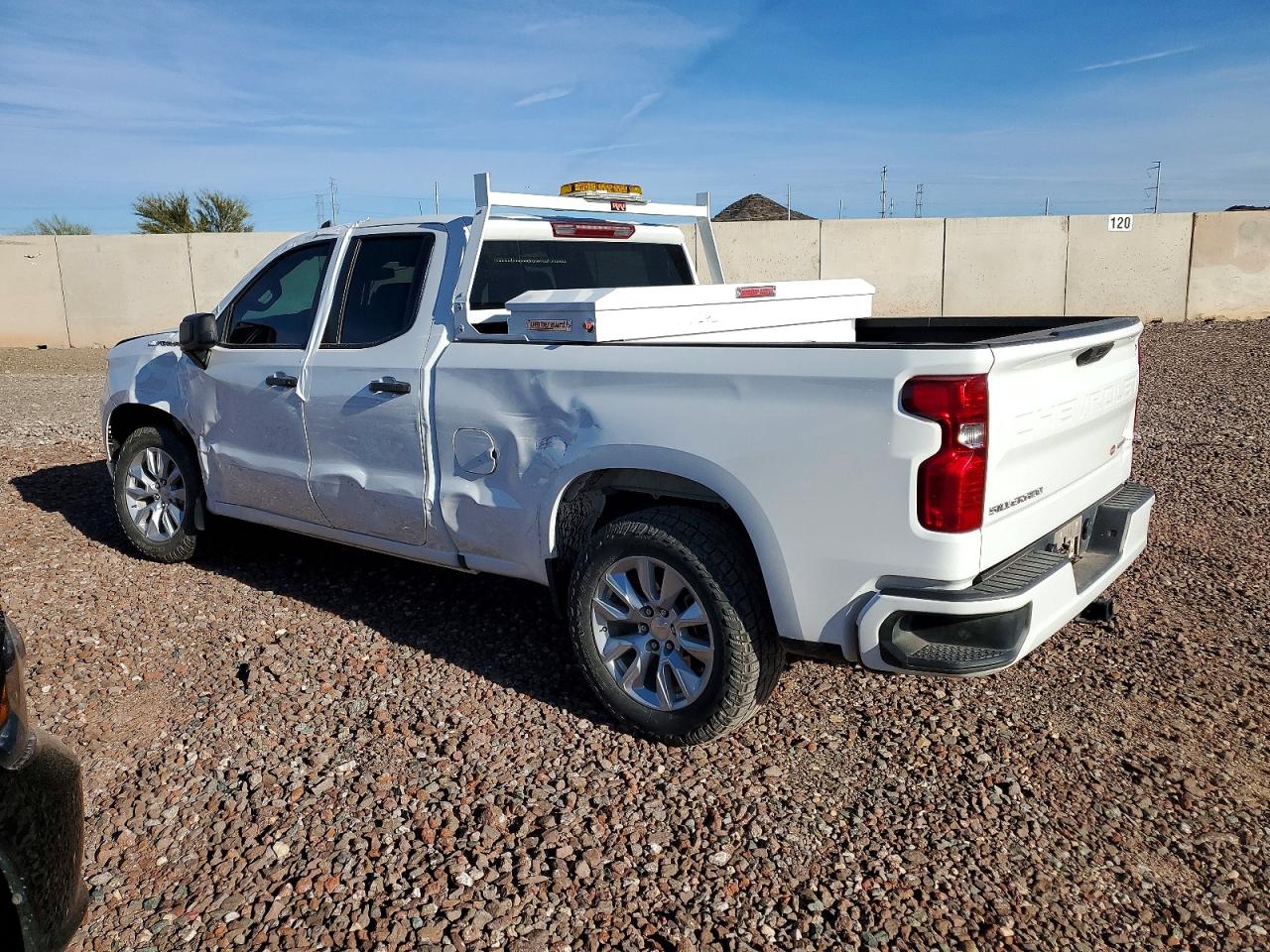 2024 CHEVROLET SILVERADO C1500 CUSTOM photo 2
