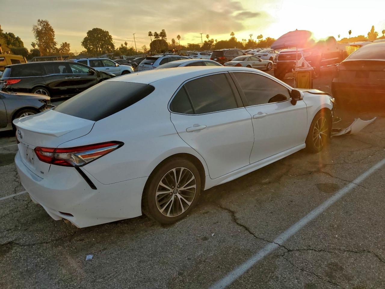 2018 TOYOTA CAMRY L photo 3