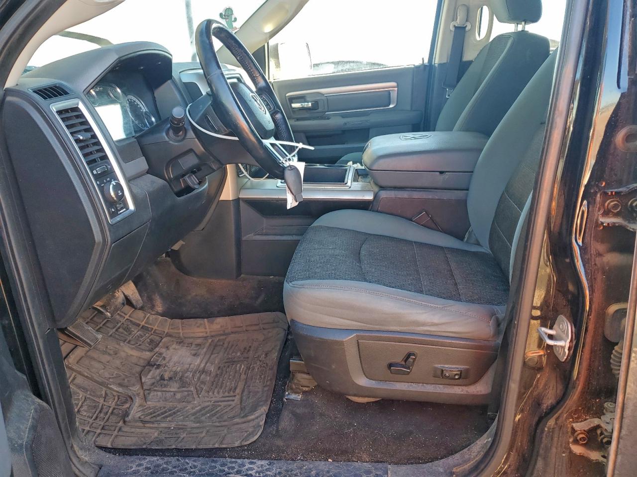 2014 RAM 1500 SLT photo 7