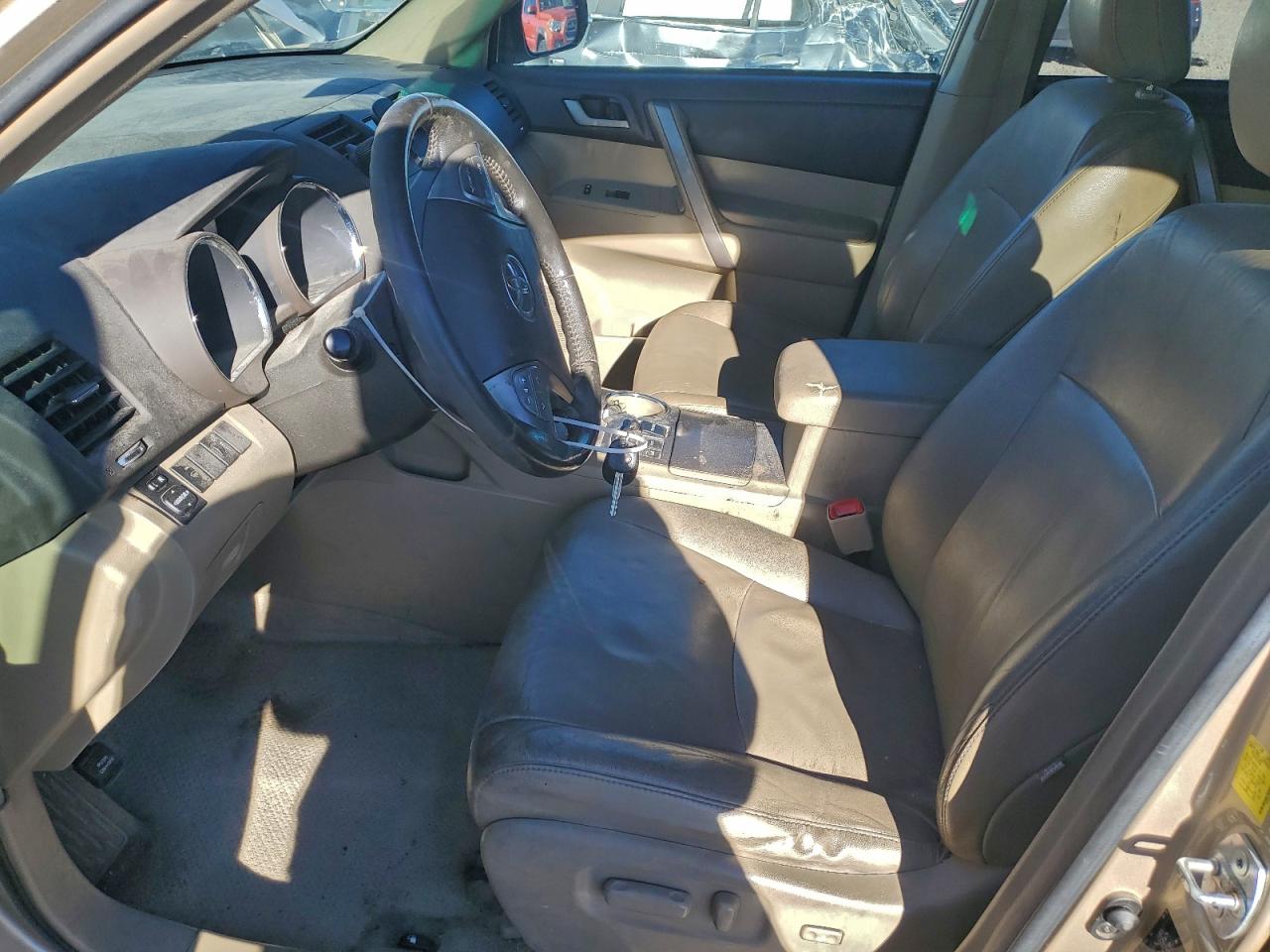 2010 TOYOTA HIGHLANDER SE photo 7
