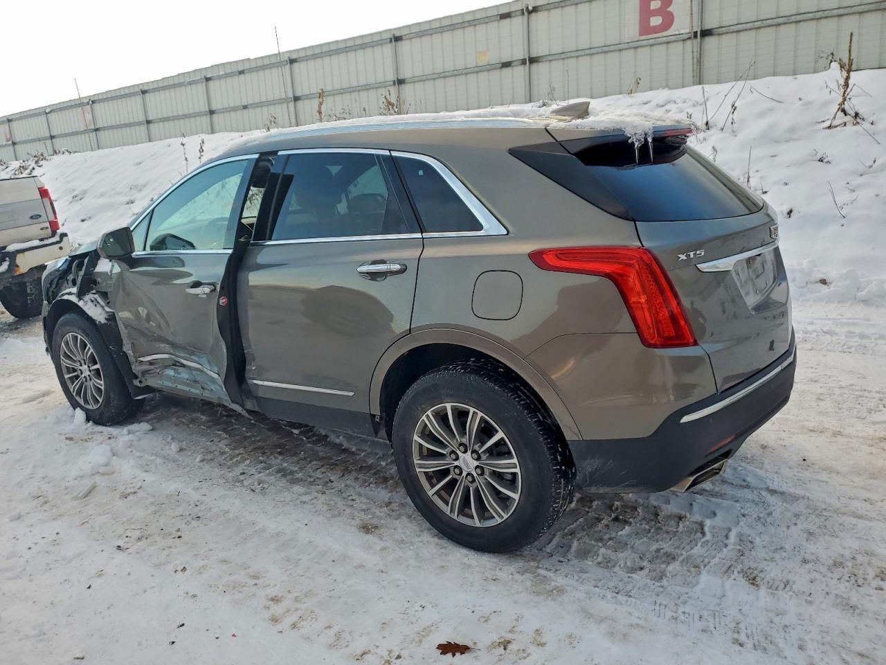 2019 CADILLAC XT5 LUXURY photo 2