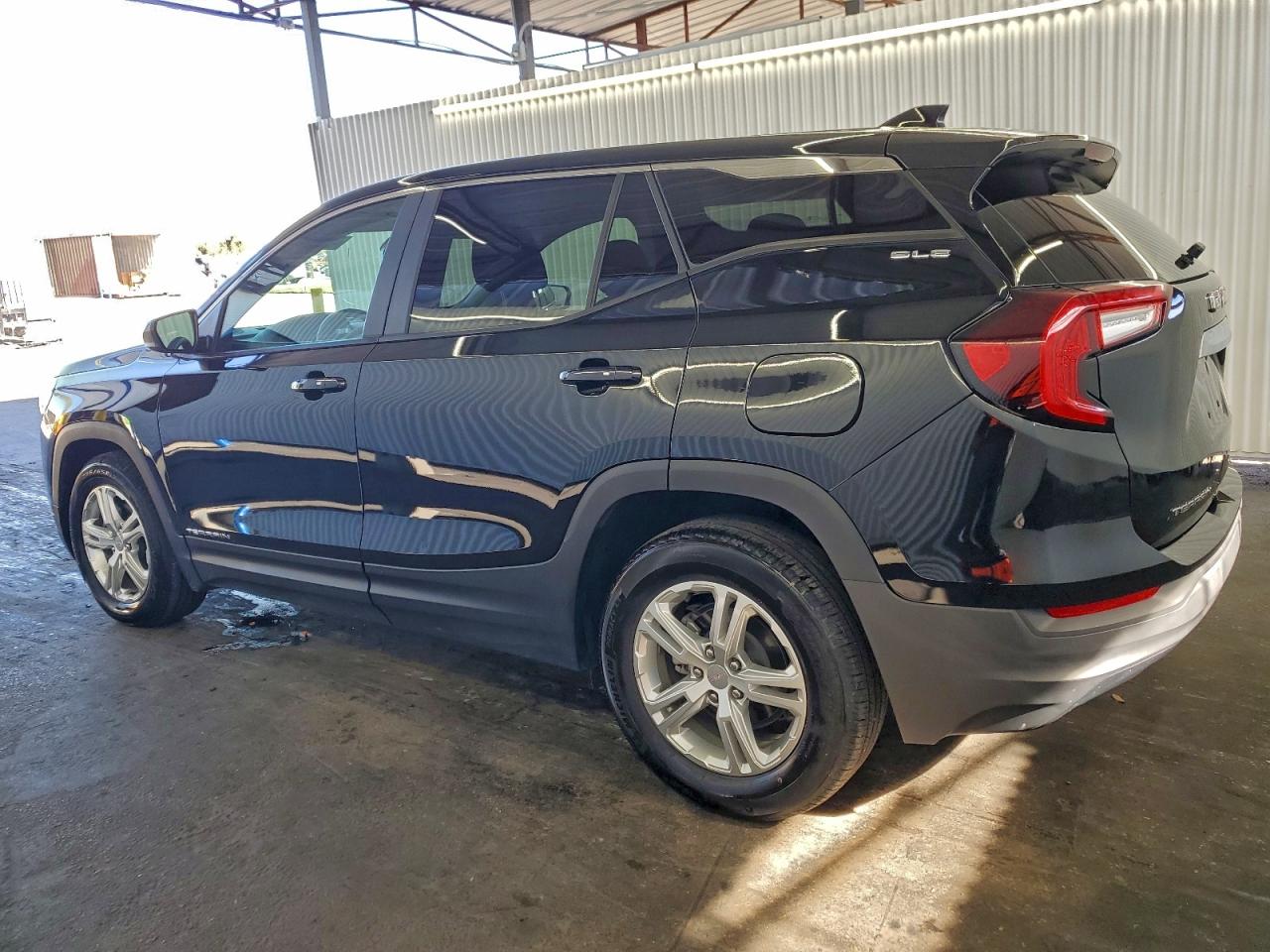 2024 GMC TERRAIN SLE photo 2