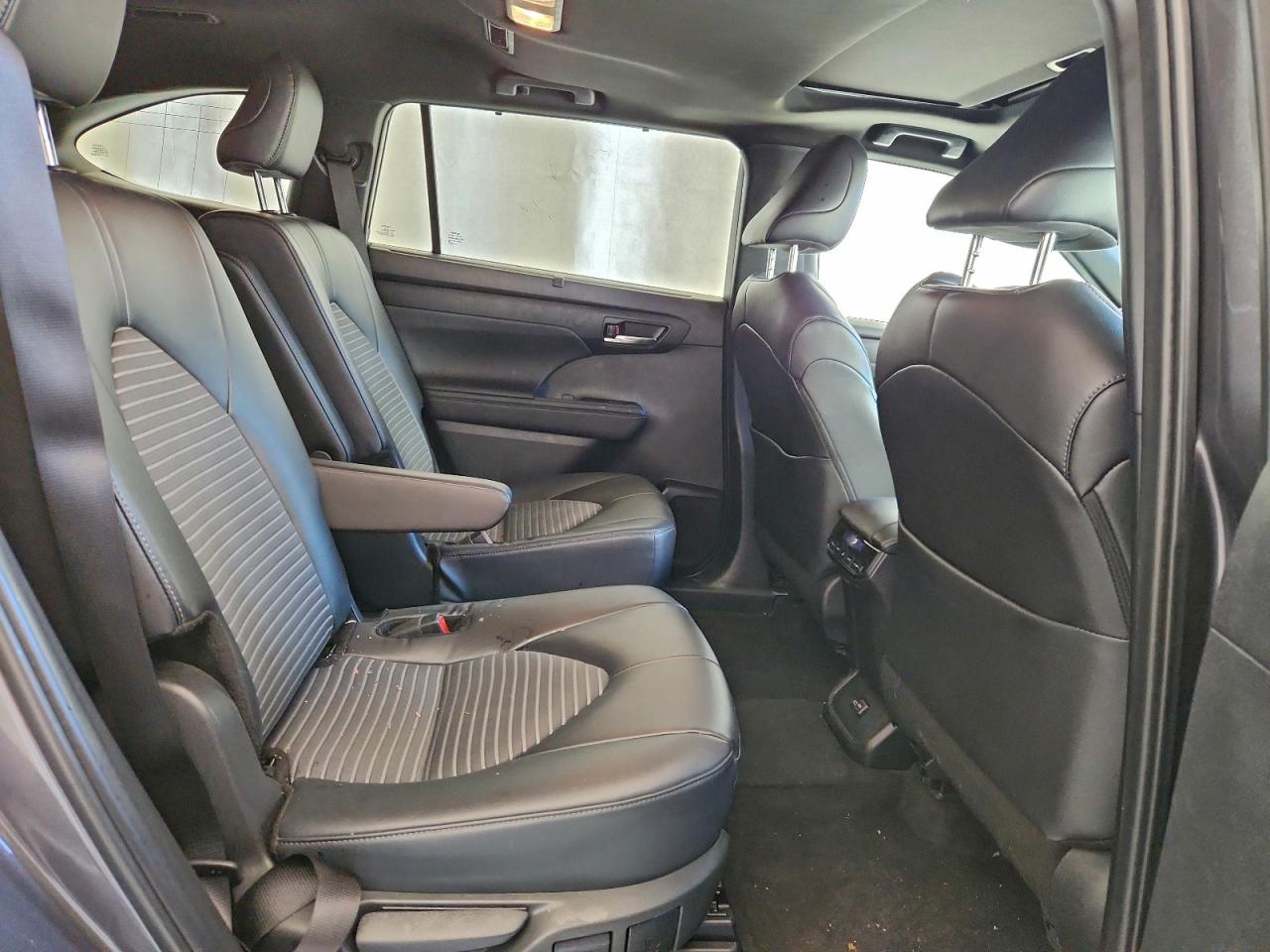 2024 TOYOTA HIGHLANDER LE photo 11