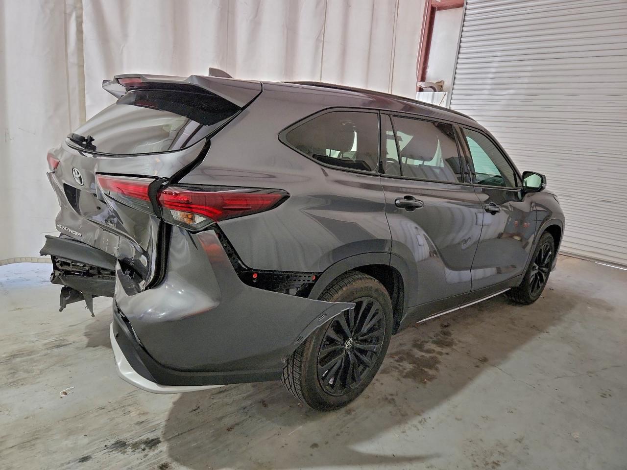 2024 TOYOTA HIGHLANDER LE photo 3