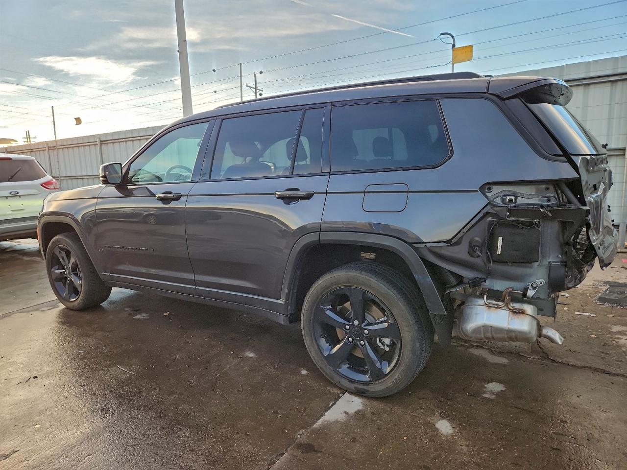 2022 JEEP GRAND CHEROKEE L LAREDO photo 3