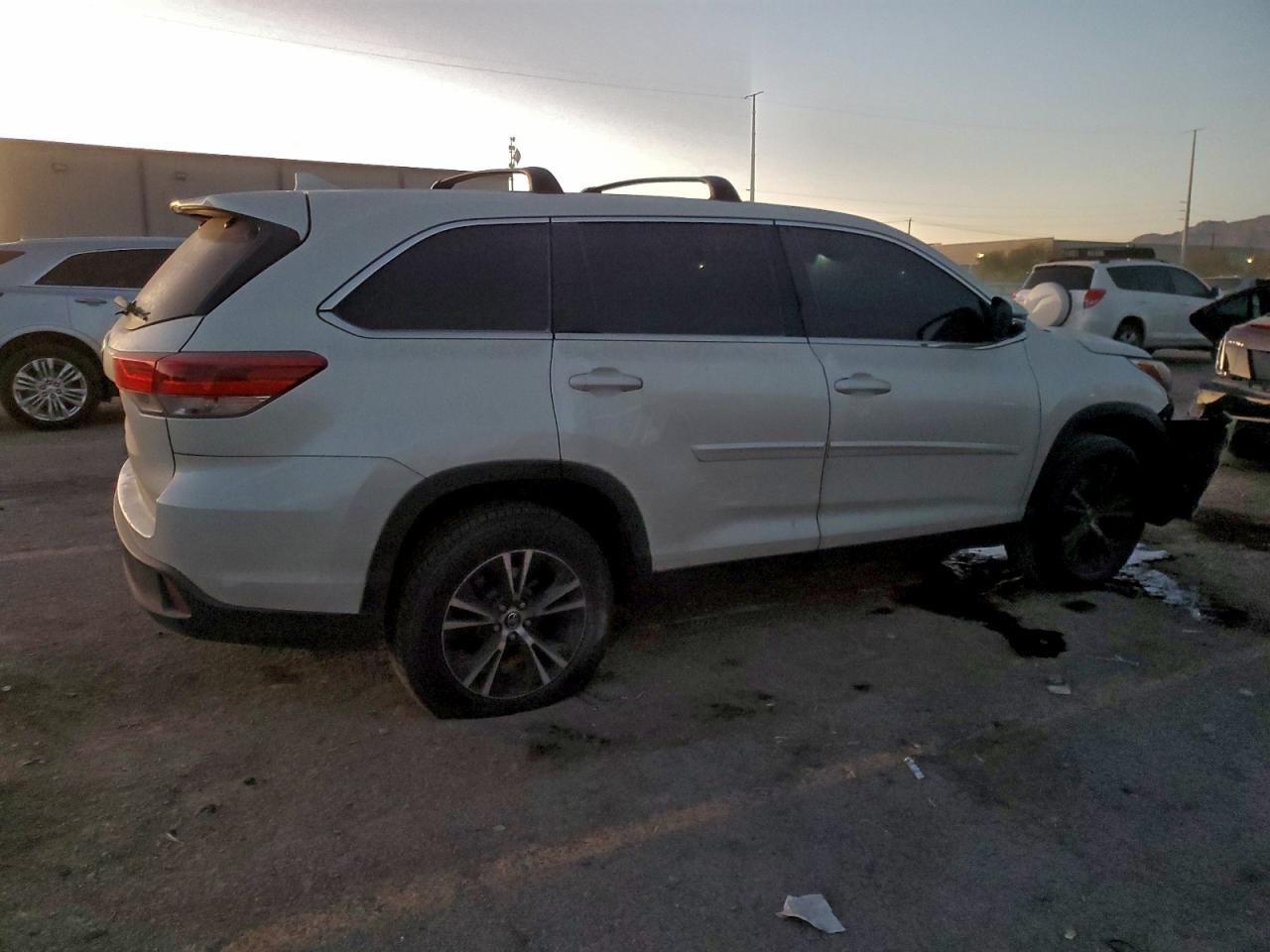 2019 TOYOTA HIGHLANDER LE photo 5
