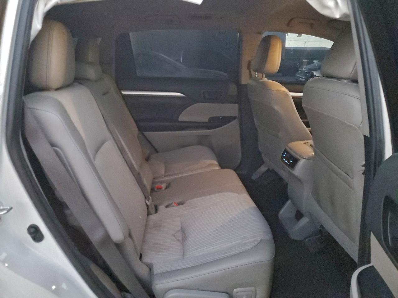 2019 TOYOTA HIGHLANDER LE photo 21