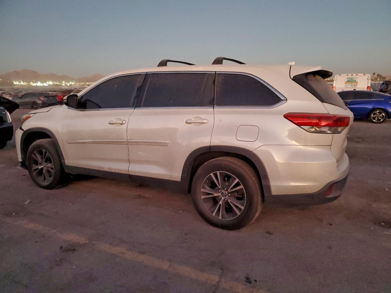 2019 TOYOTA HIGHLANDER LE photo 3