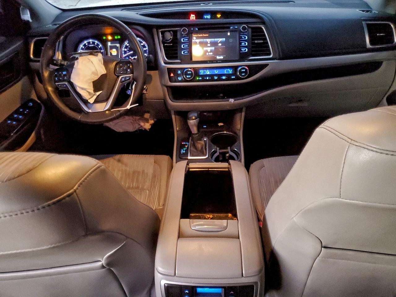 2019 TOYOTA HIGHLANDER LE photo 15