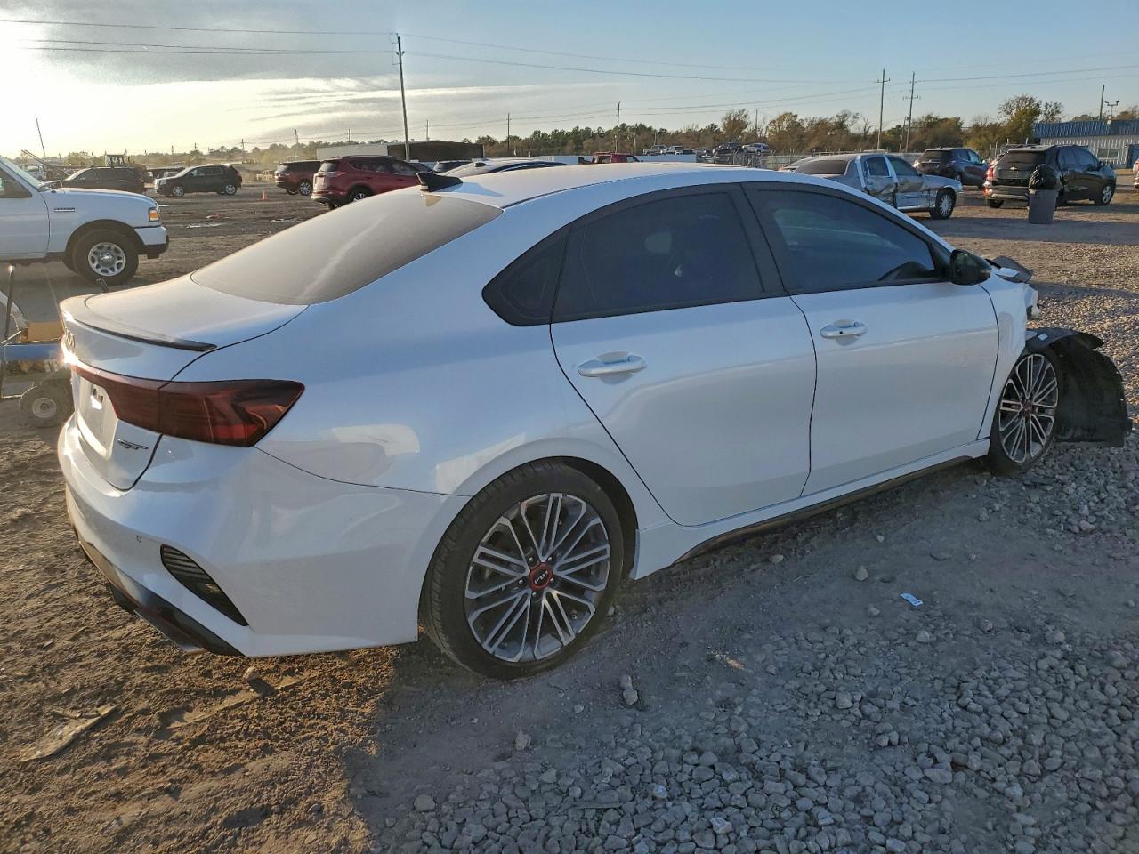 2023 KIA FORTE GT photo 3