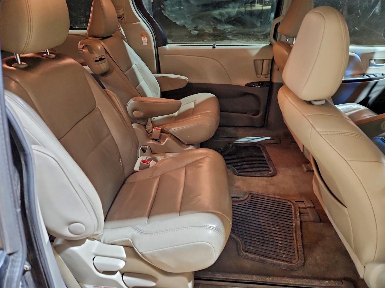 2016 TOYOTA SIENNA XLE photo 11