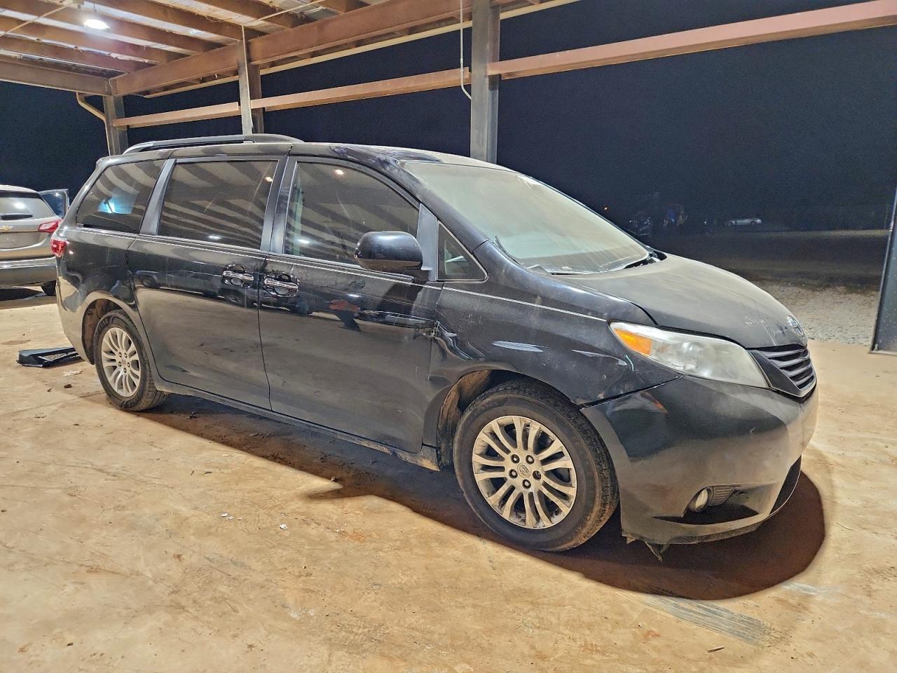 2016 TOYOTA SIENNA XLE photo 4