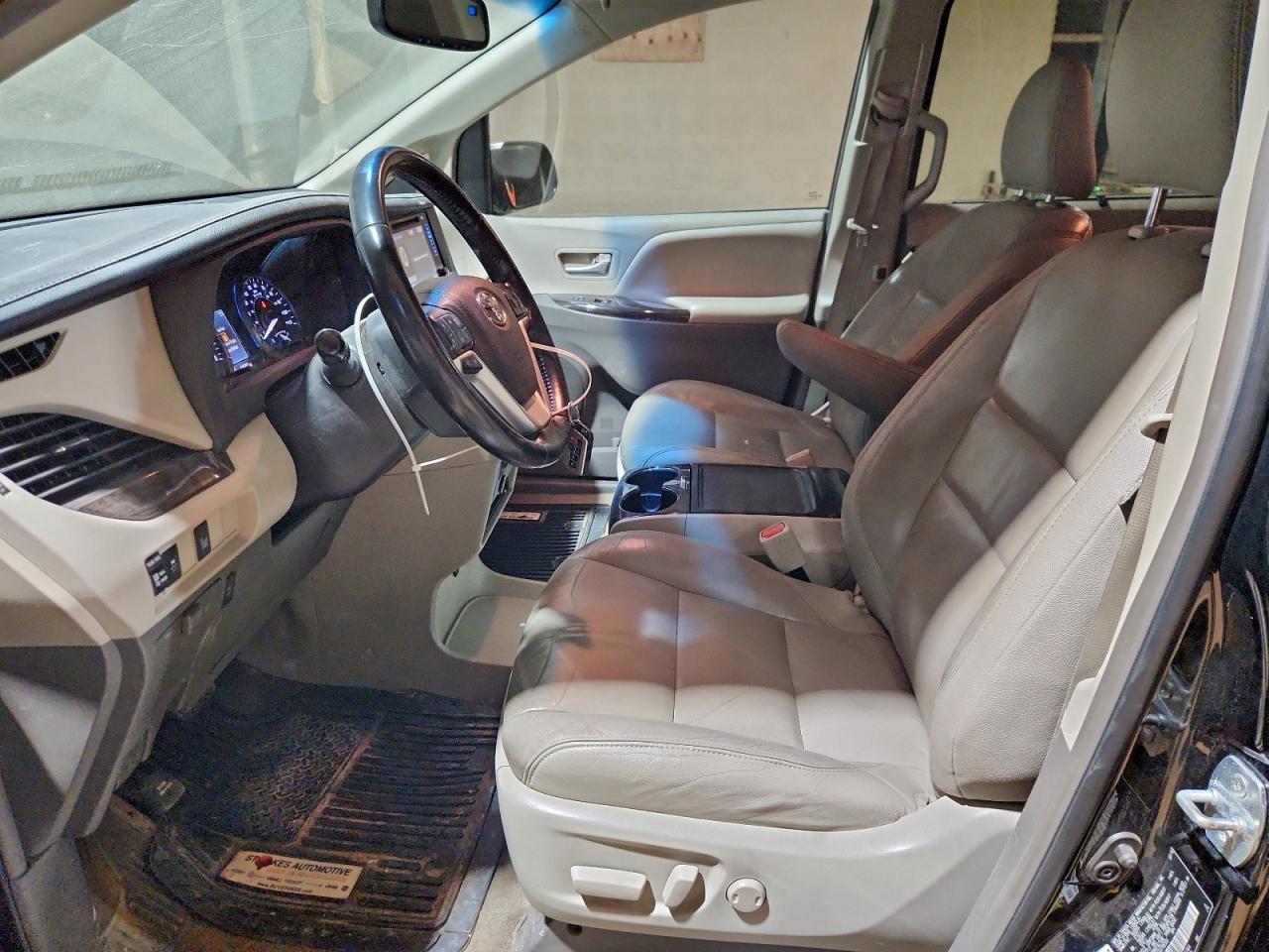2016 TOYOTA SIENNA XLE photo 7