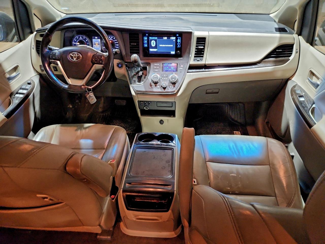 2016 TOYOTA SIENNA XLE photo 8