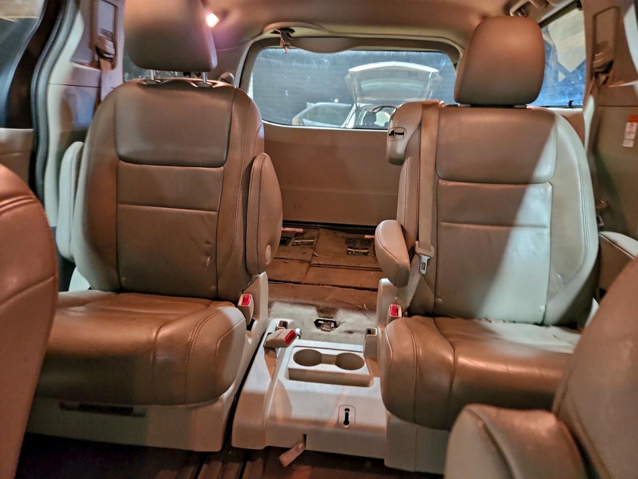 2016 TOYOTA SIENNA XLE photo 10