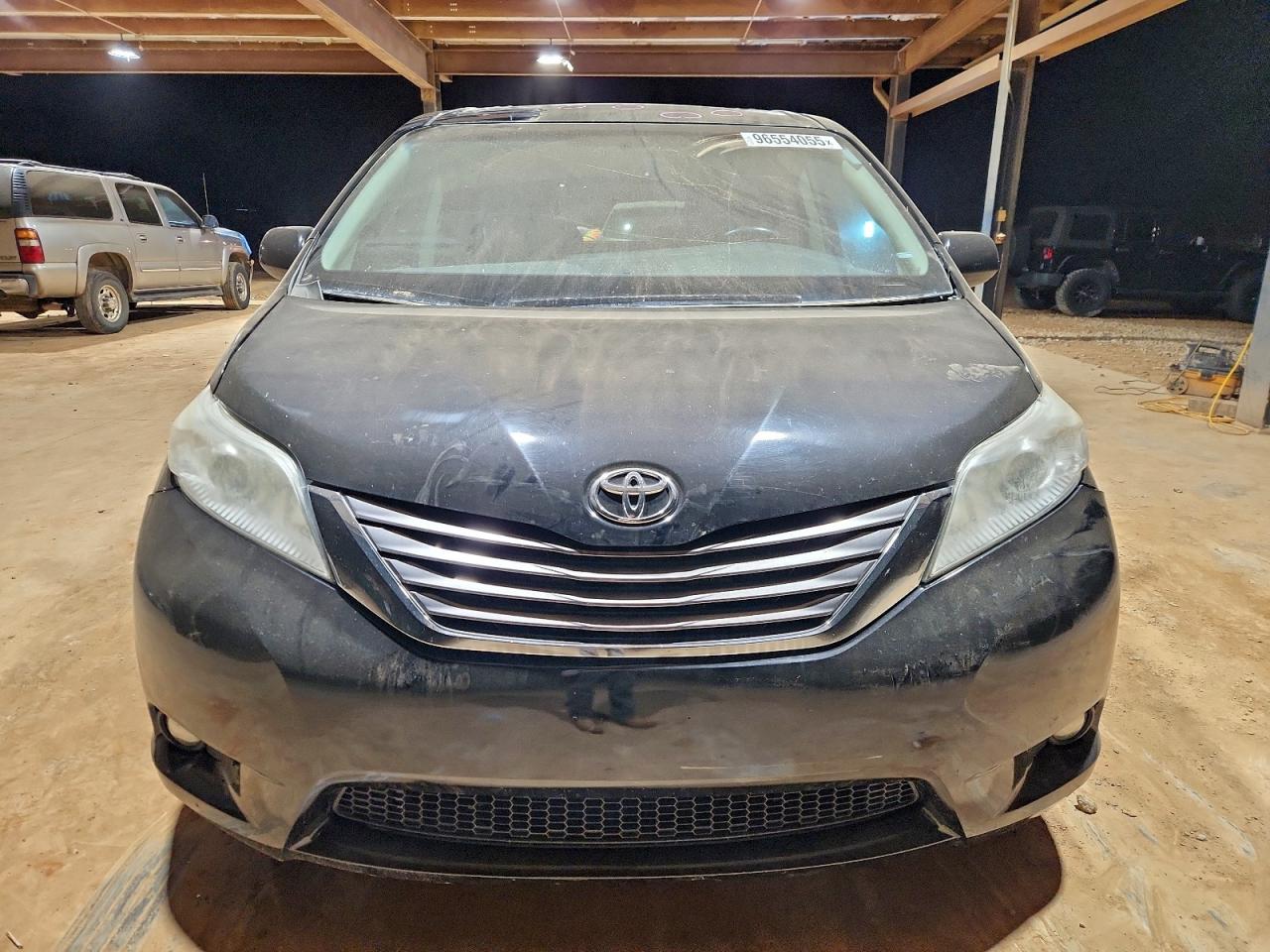2016 TOYOTA SIENNA XLE photo 5