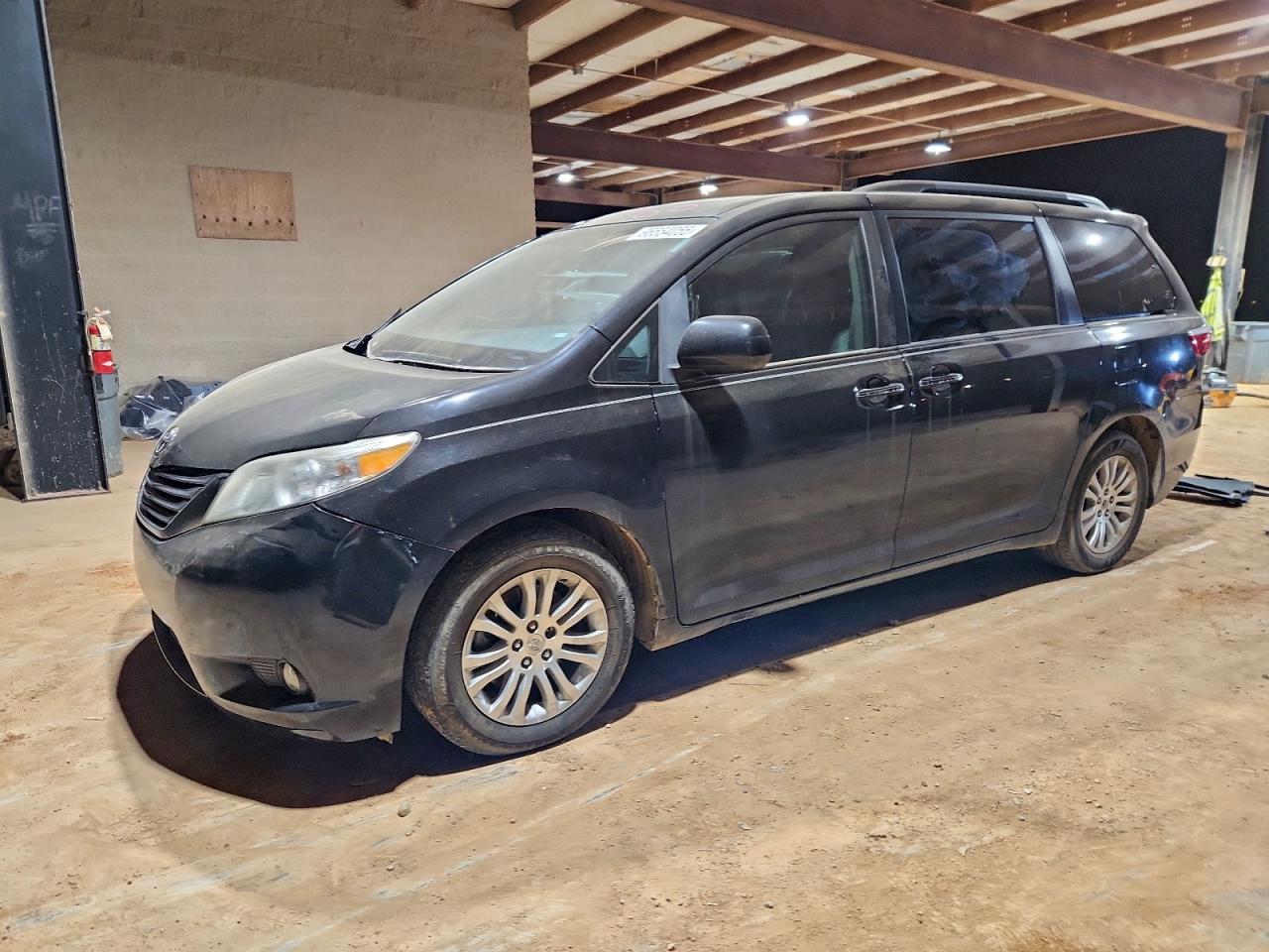 2016 TOYOTA SIENNA