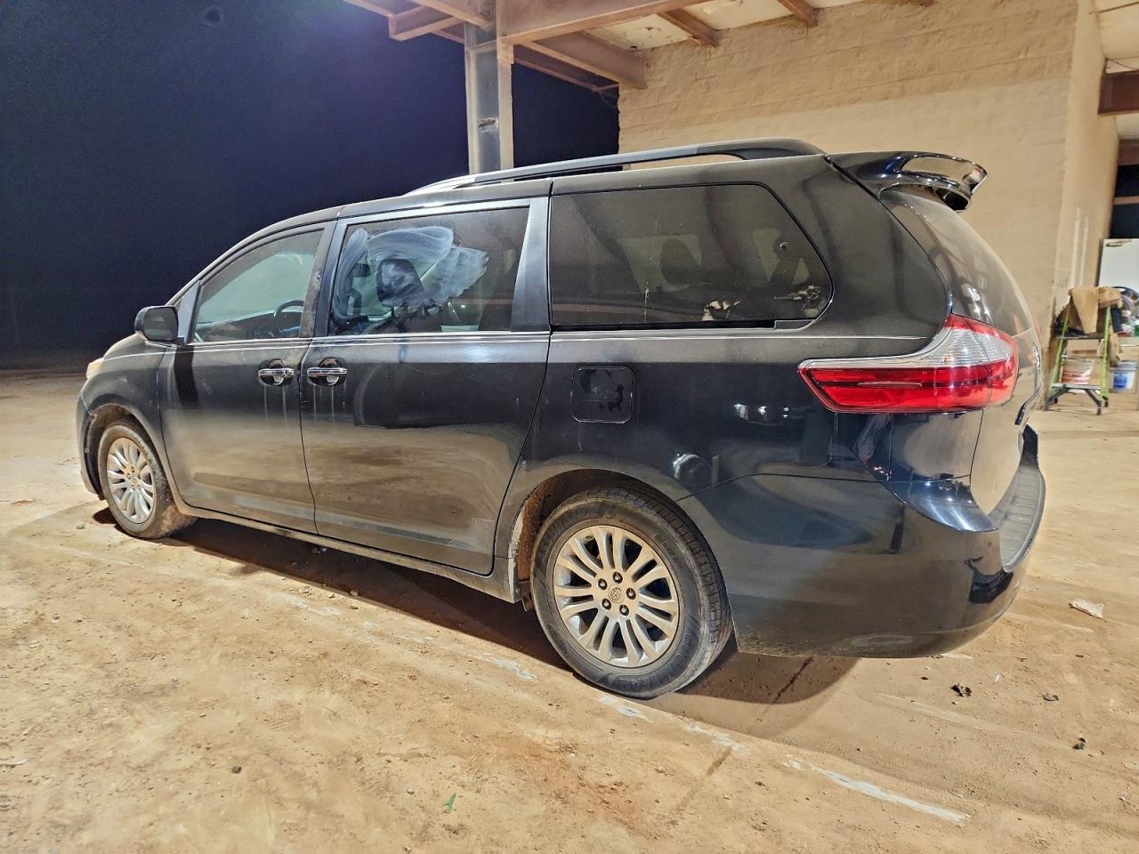 2016 TOYOTA SIENNA XLE photo 2