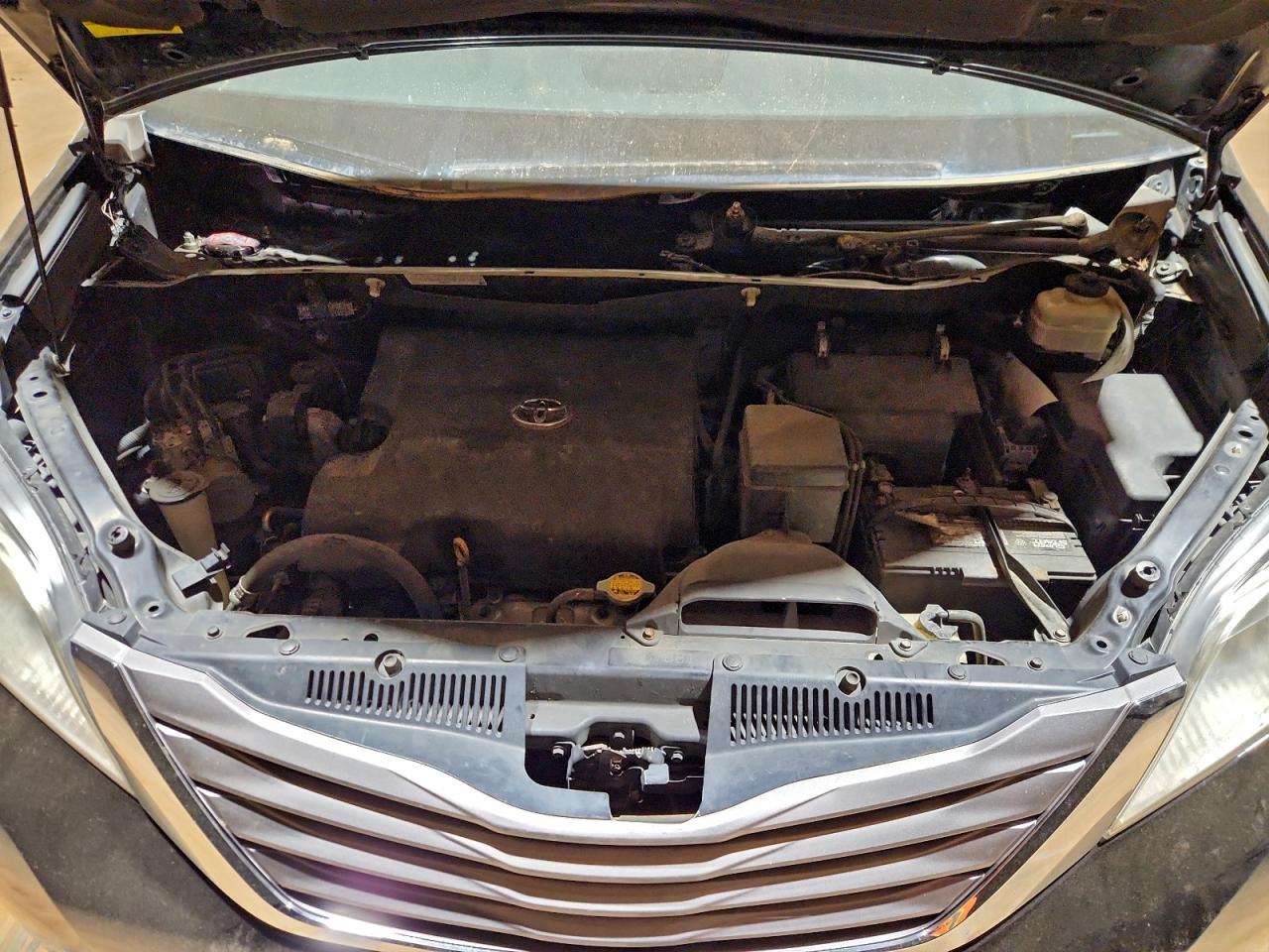 2016 TOYOTA SIENNA XLE photo 12