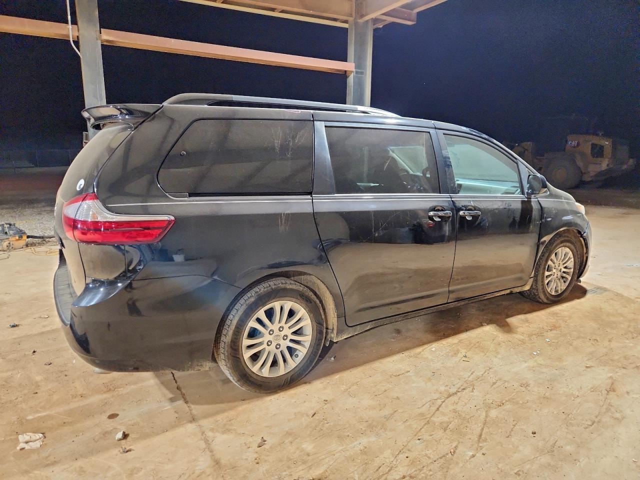 2016 TOYOTA SIENNA XLE photo 3