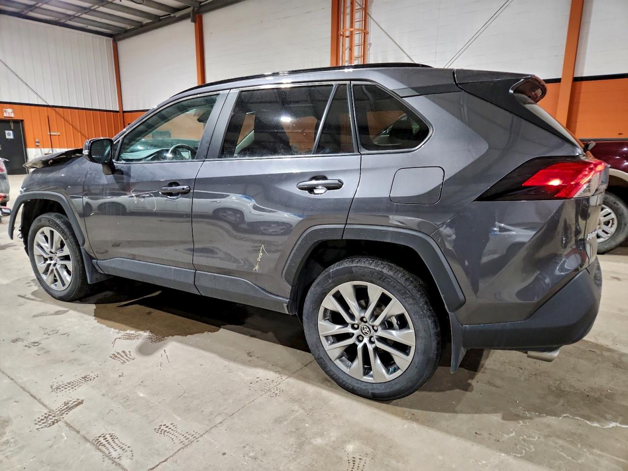 2022 TOYOTA RAV4 XLE photo 2