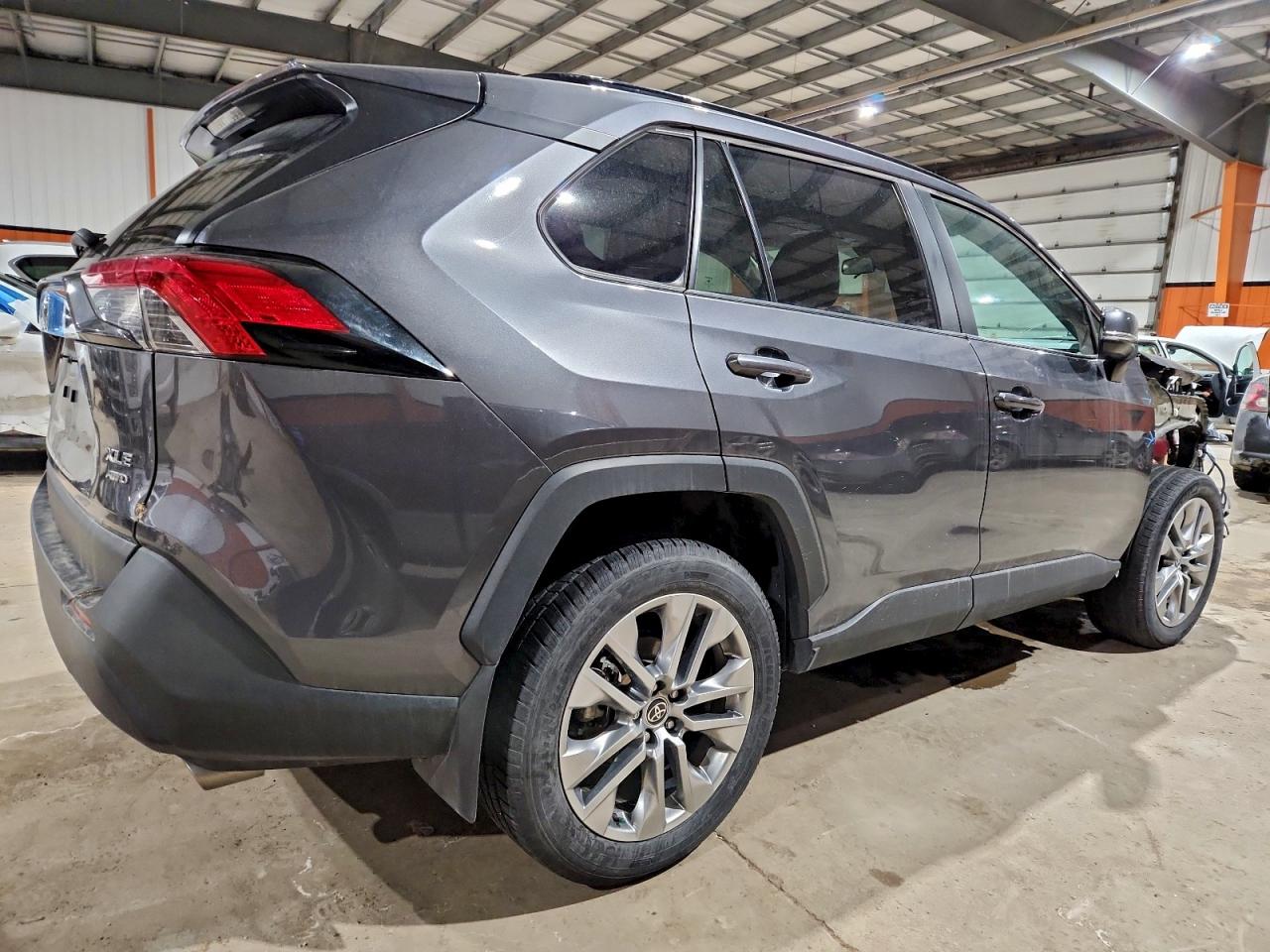 2022 TOYOTA RAV4 XLE photo 3