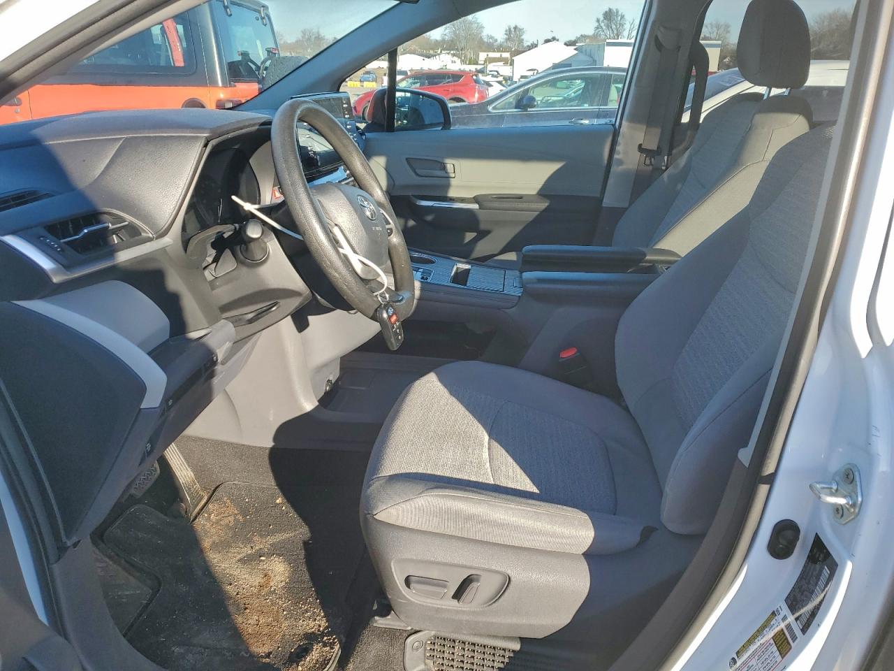 2021 TOYOTA SIENNA LE photo 7