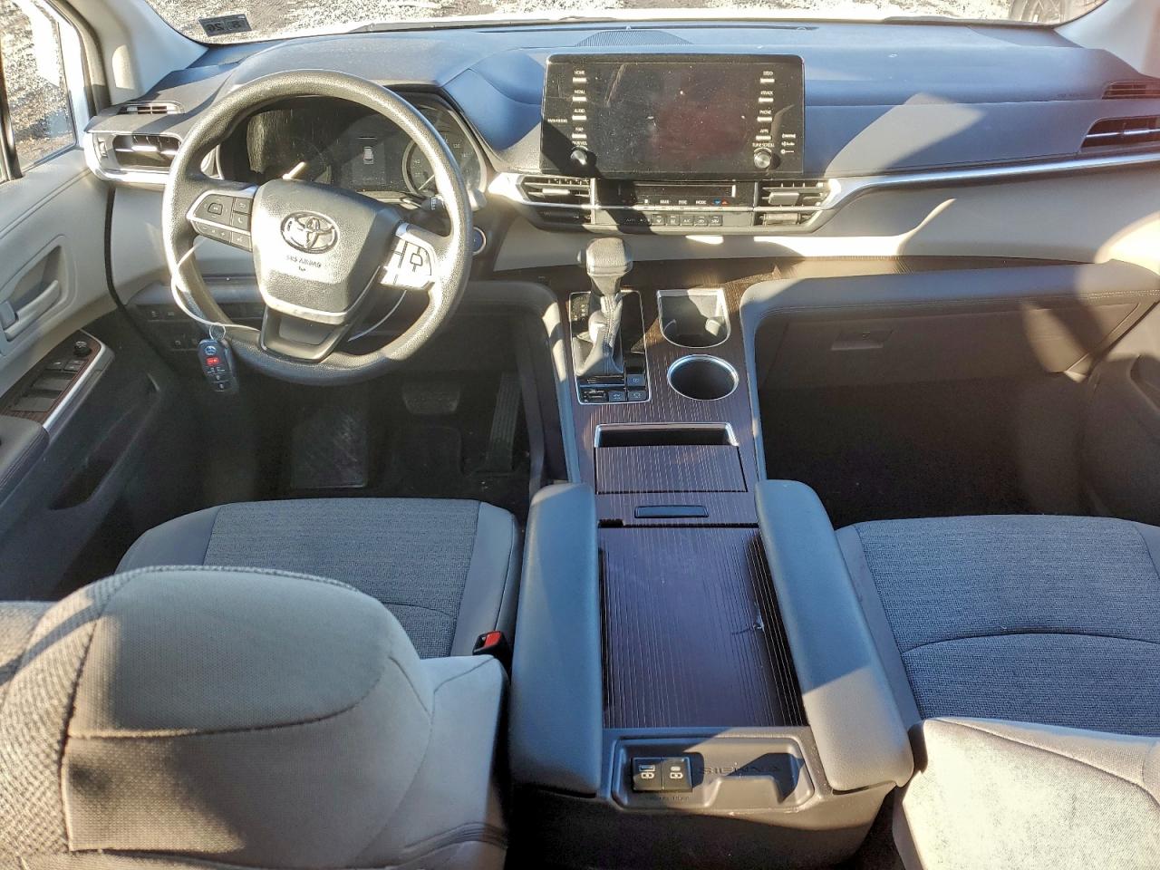 2021 TOYOTA SIENNA LE photo 8