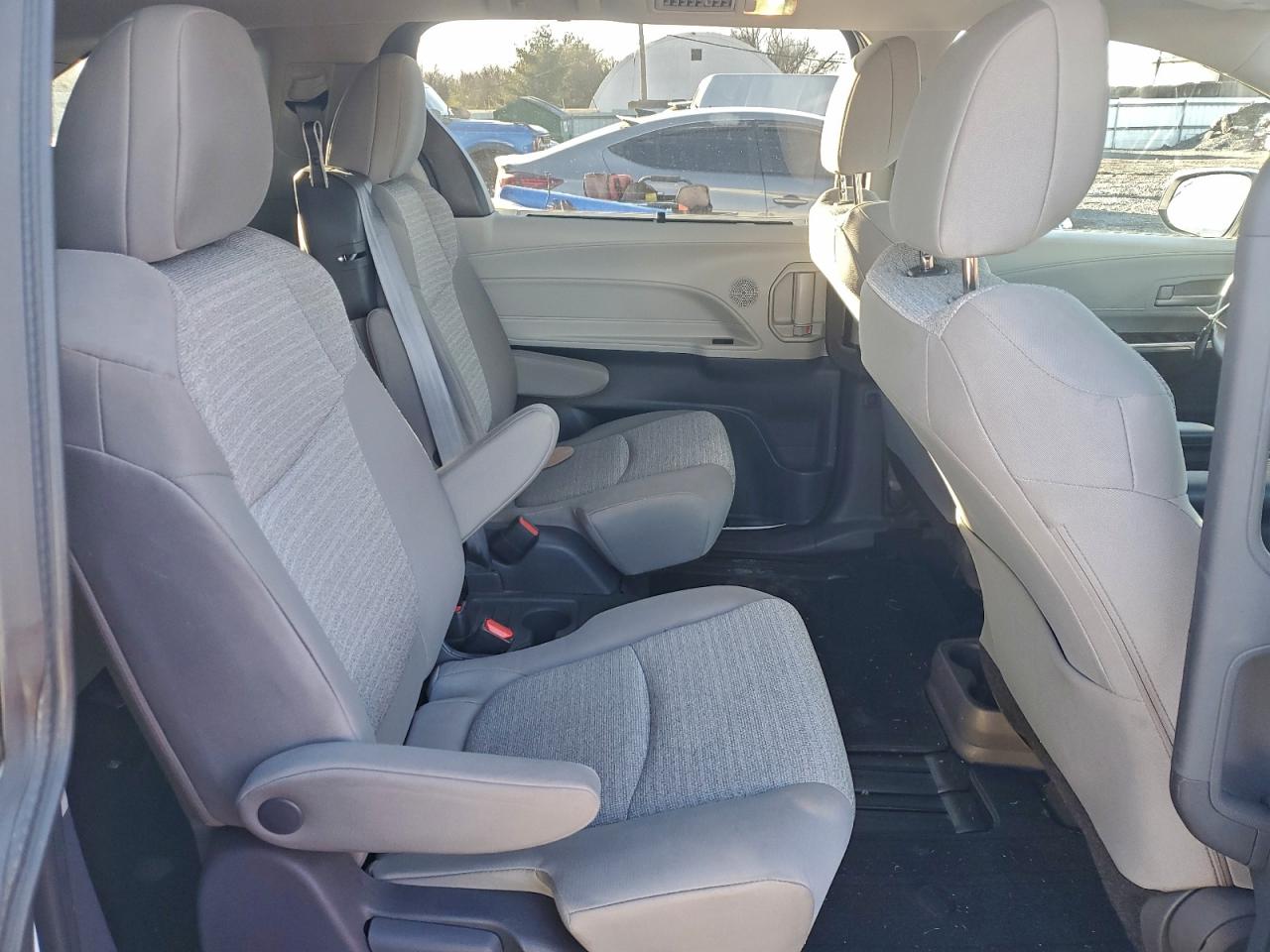 2021 TOYOTA SIENNA LE photo 11