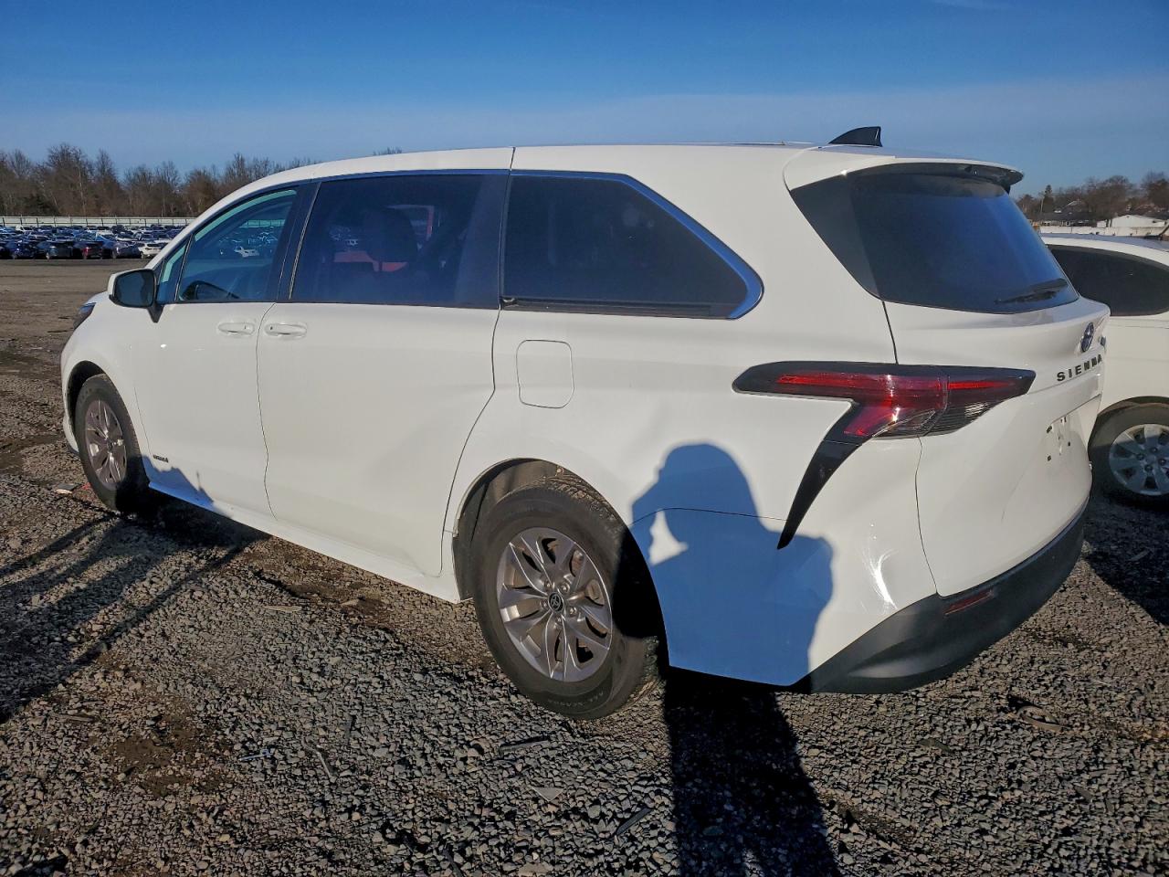 2021 TOYOTA SIENNA LE photo 2