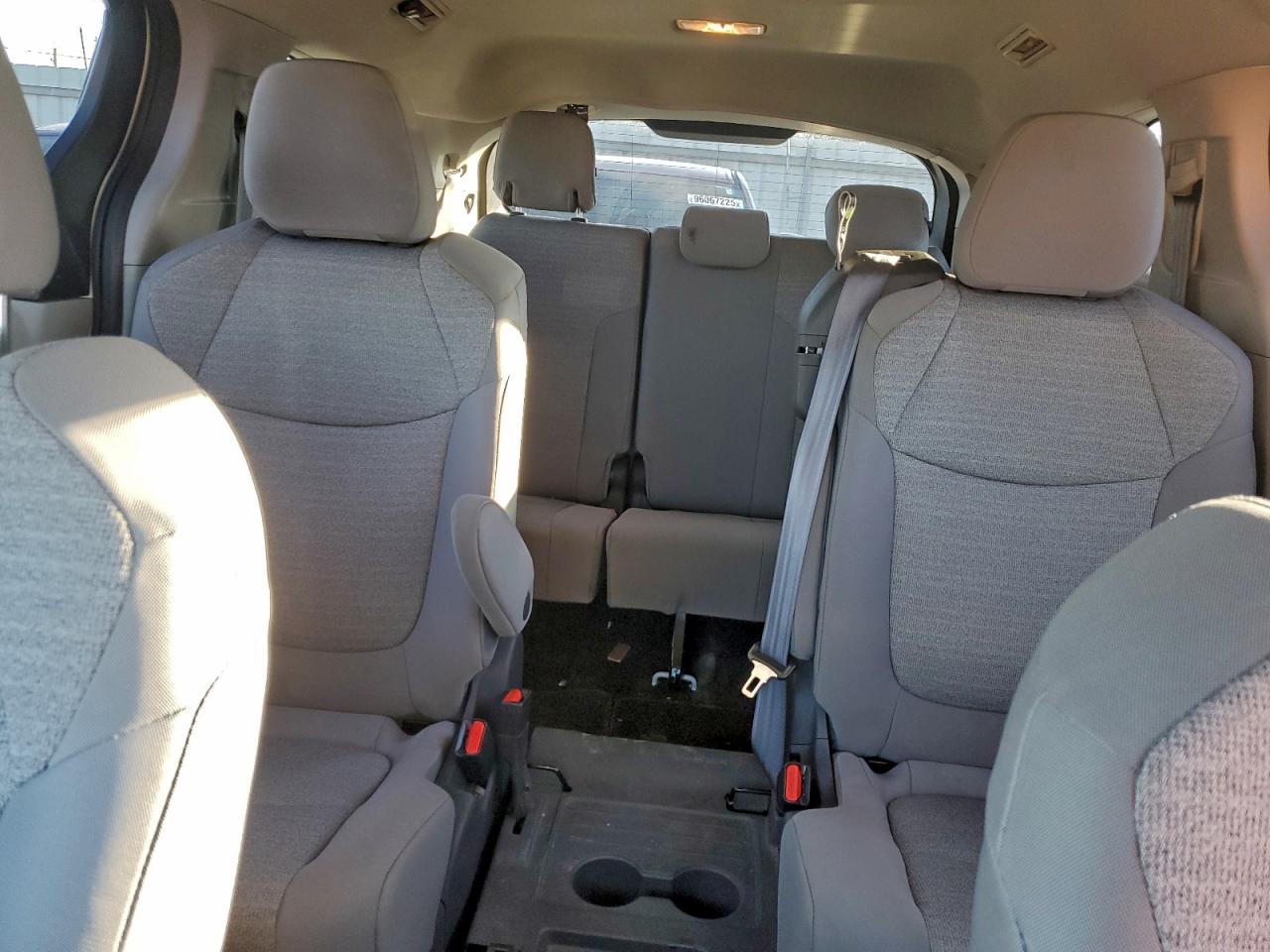 2021 TOYOTA SIENNA LE photo 10