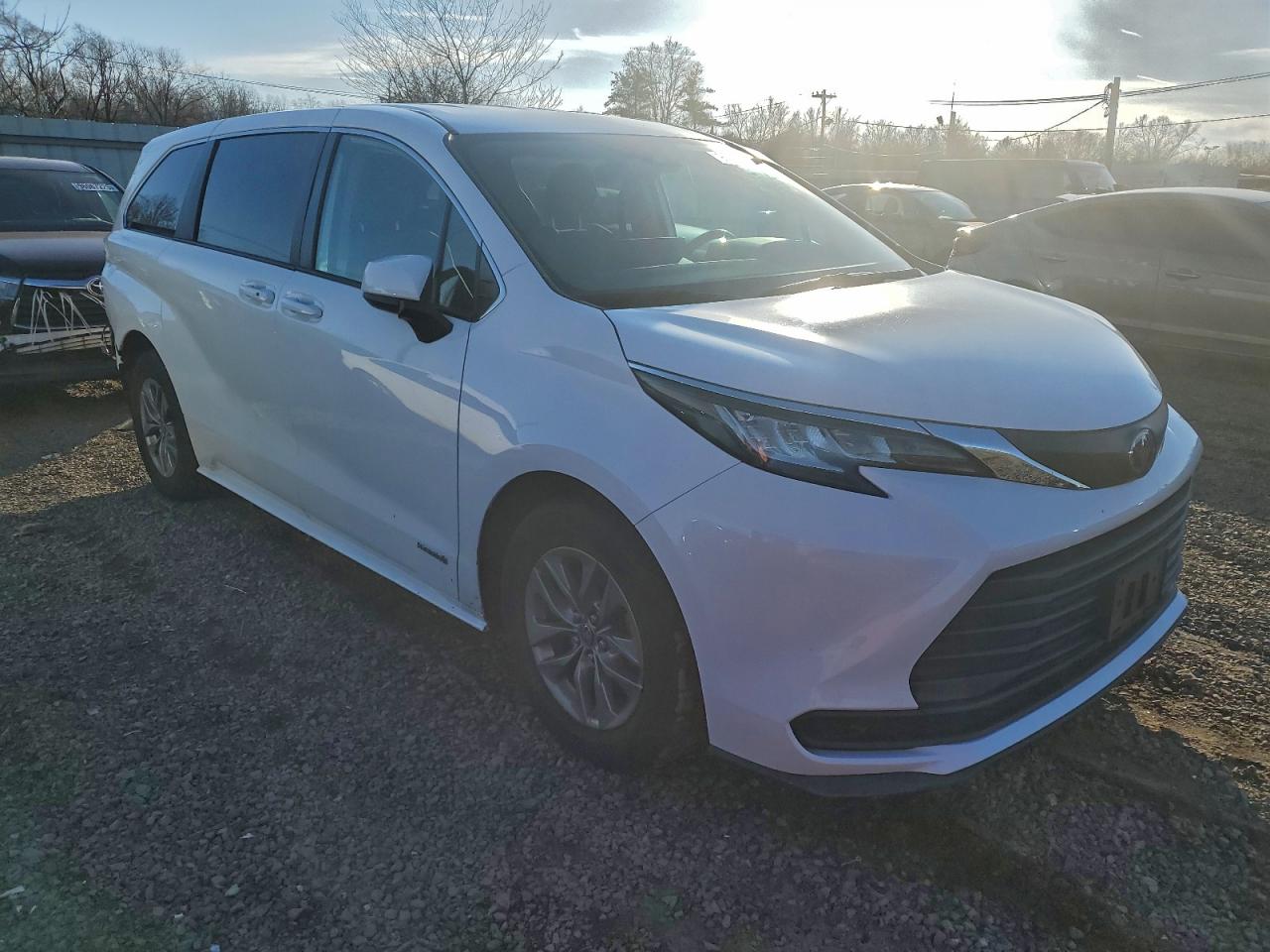 2021 TOYOTA SIENNA LE photo 4