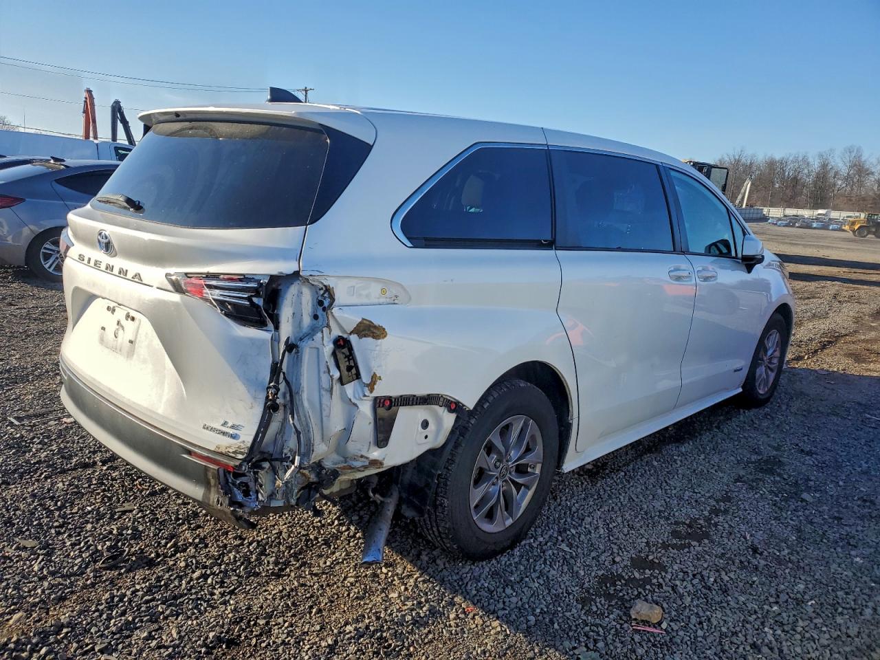 2021 TOYOTA SIENNA LE photo 3
