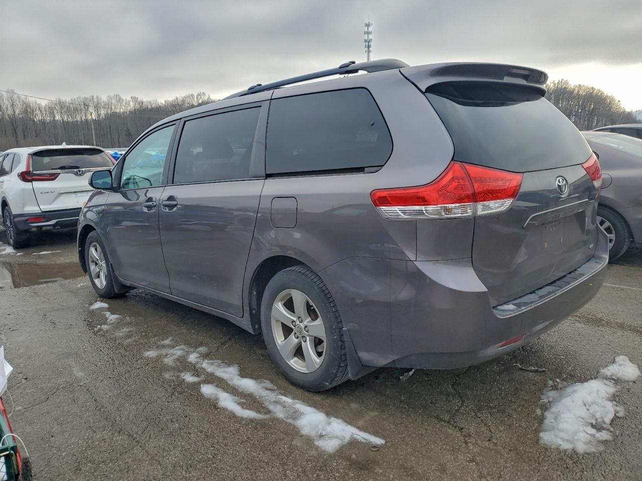 2013 TOYOTA SIENNA LE photo 2