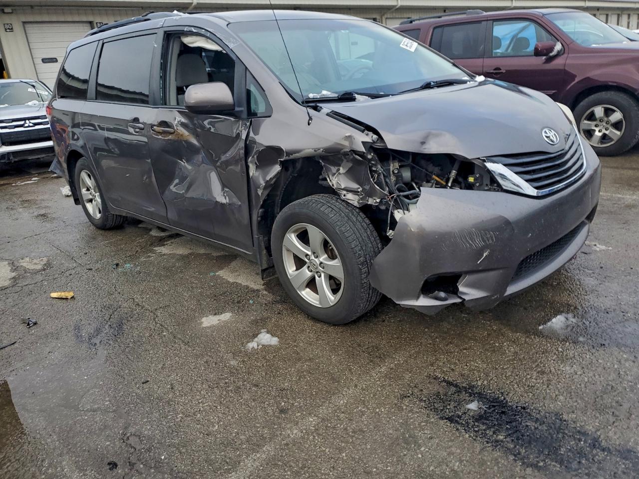 2013 TOYOTA SIENNA LE photo 4