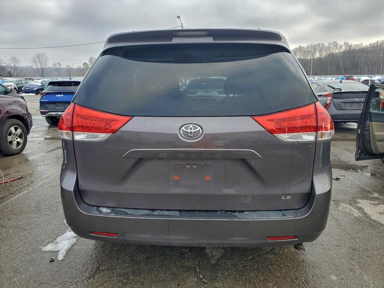 2013 TOYOTA SIENNA LE photo 6