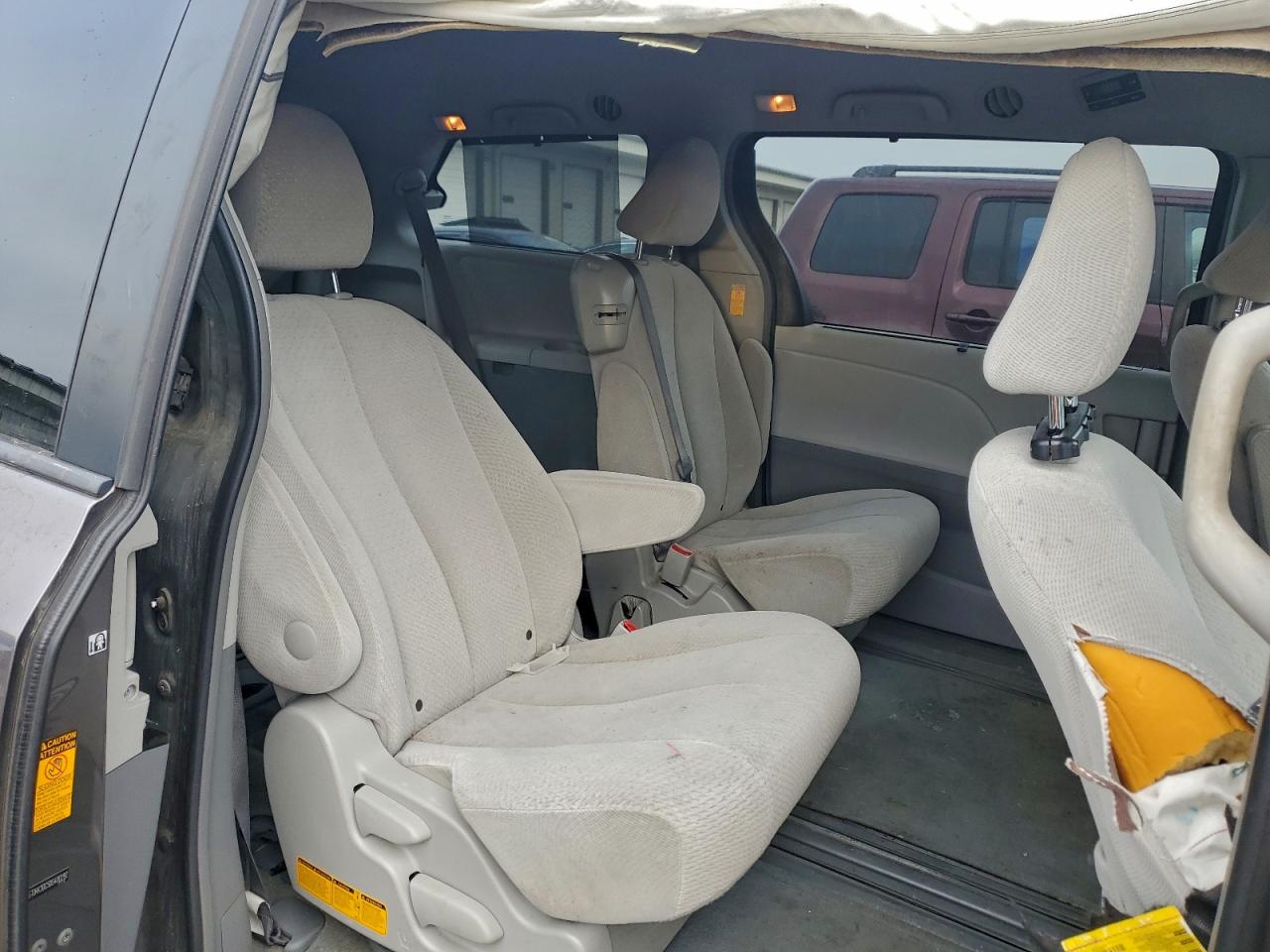 2013 TOYOTA SIENNA LE photo 11