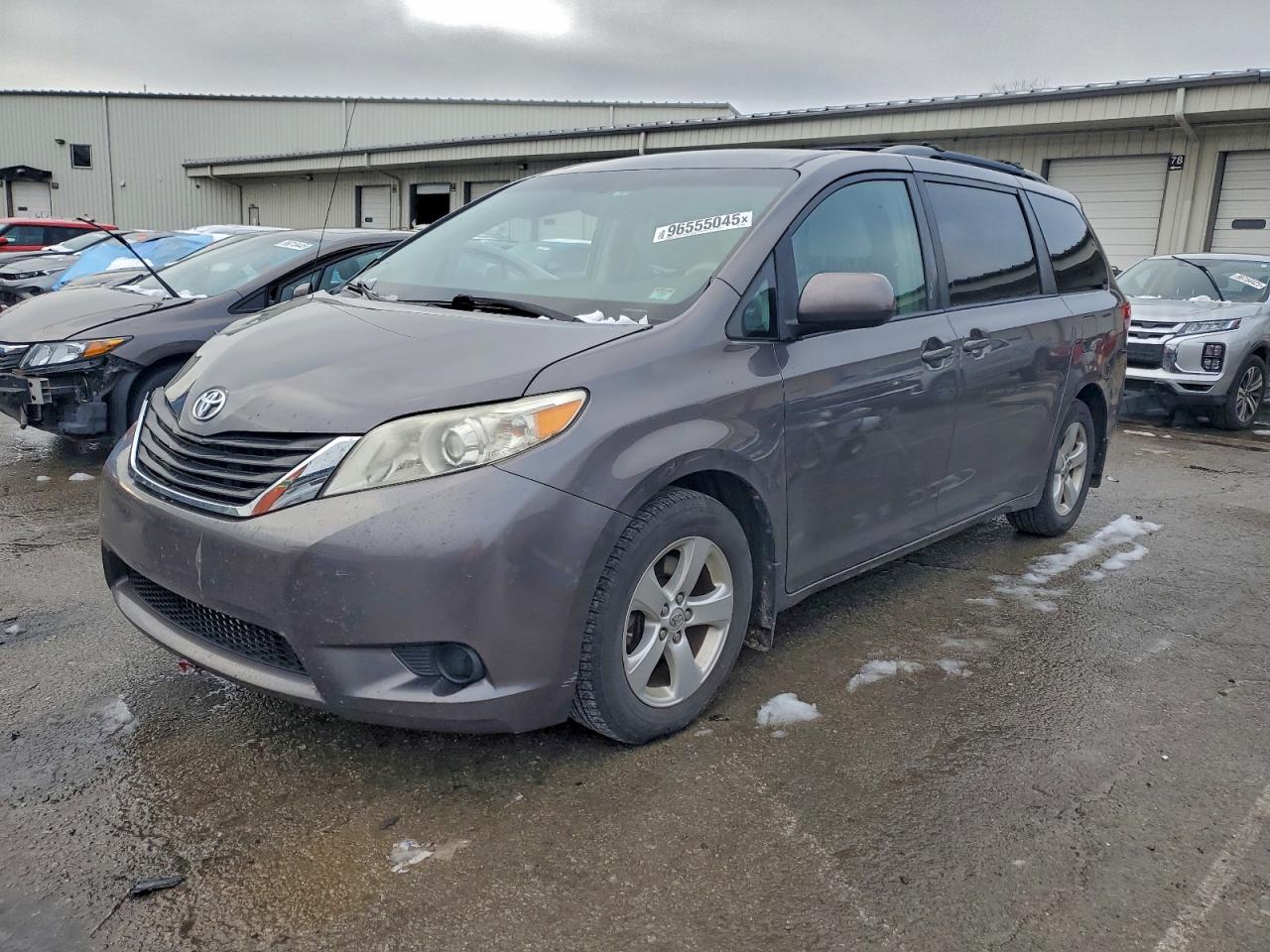 2013 TOYOTA SIENNA