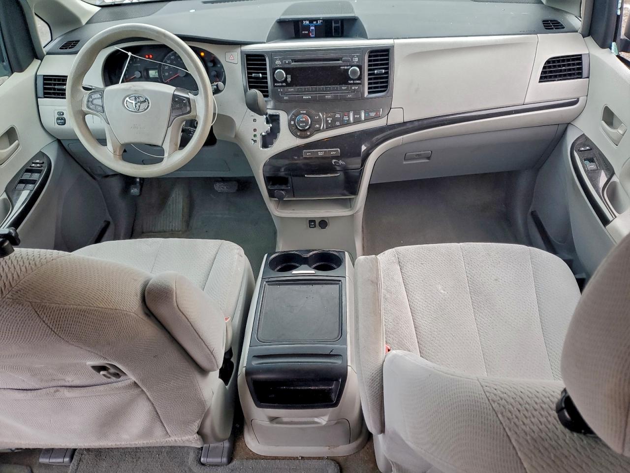 2013 TOYOTA SIENNA LE photo 8