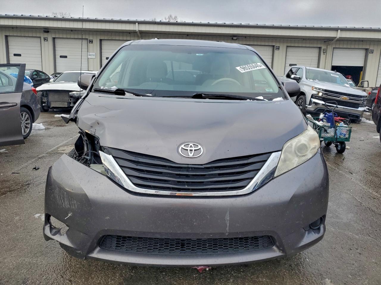 2013 TOYOTA SIENNA LE photo 5