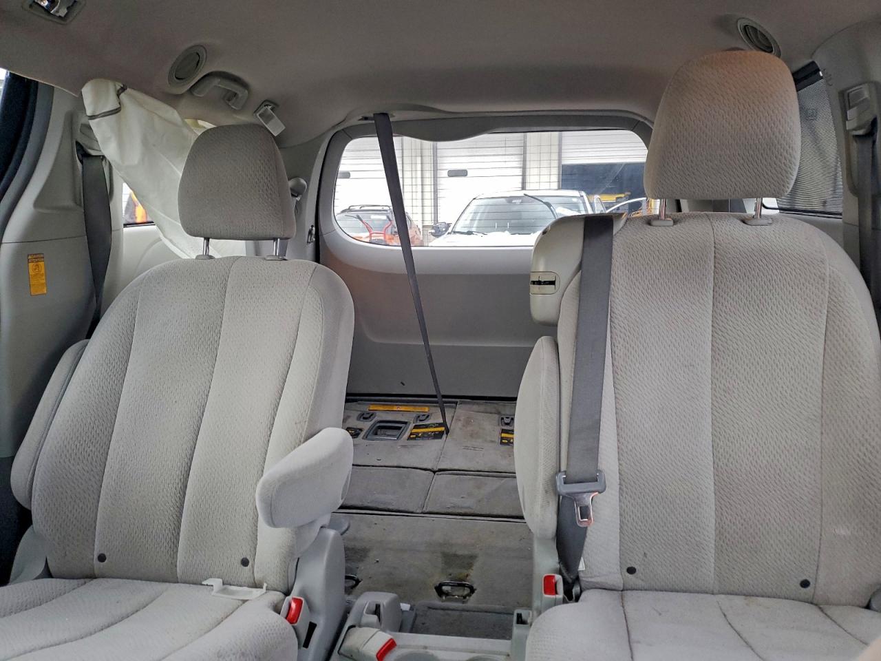 2013 TOYOTA SIENNA LE photo 10