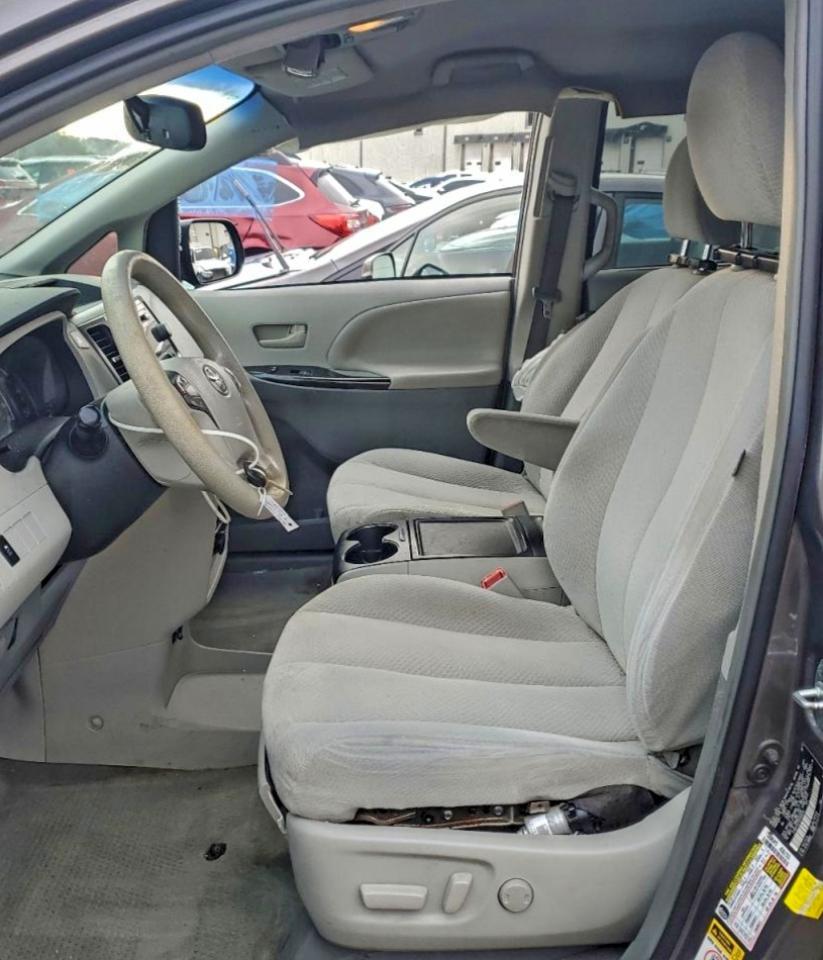 2013 TOYOTA SIENNA LE photo 7