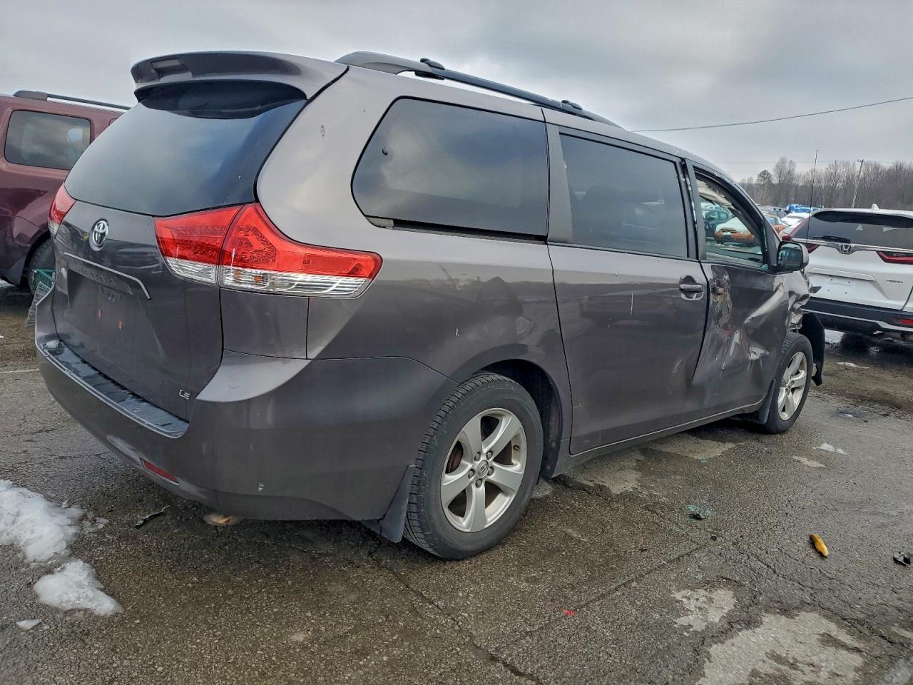2013 TOYOTA SIENNA LE photo 3