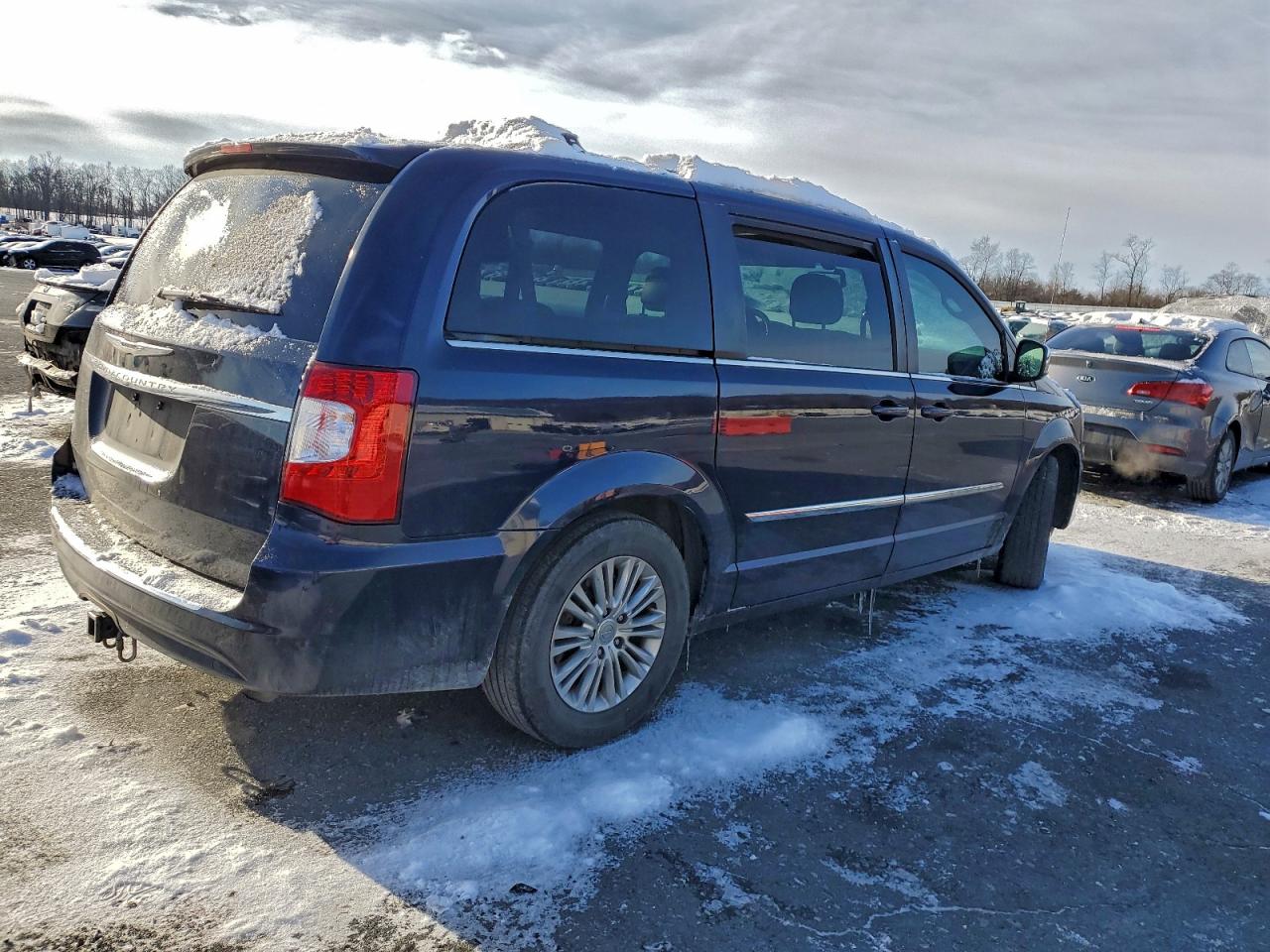 2015 CHRYSLER TOWN & COUNTRY TOURING L photo 3