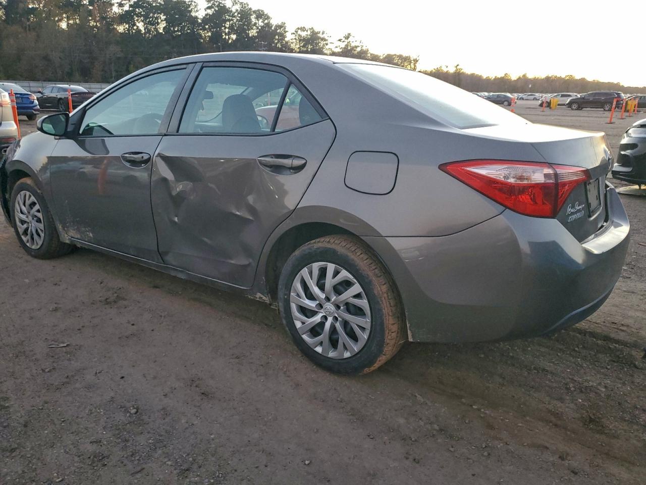 2018 TOYOTA COROLLA L photo 3