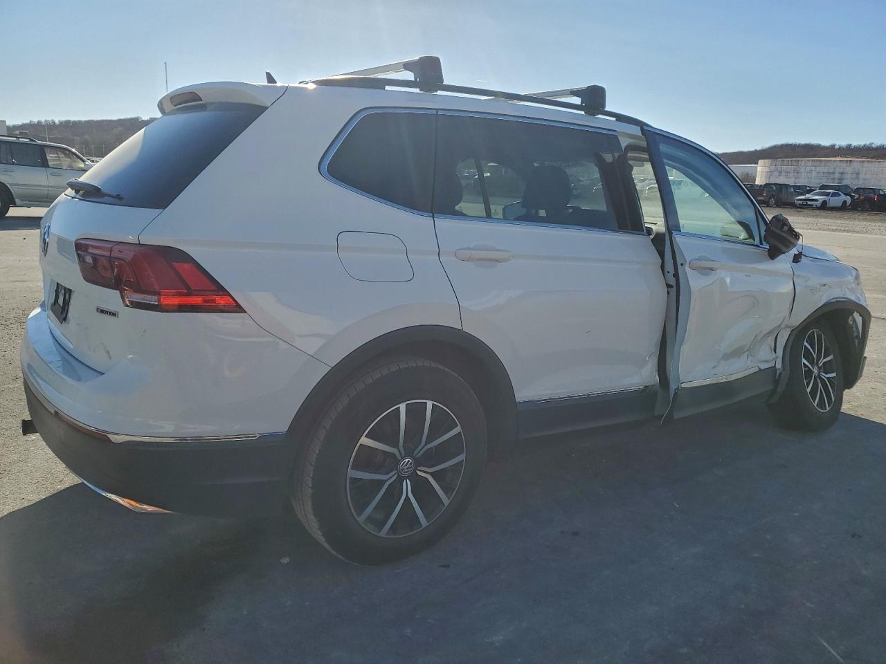 2021 VOLKSWAGEN TIGUAN SE photo 3